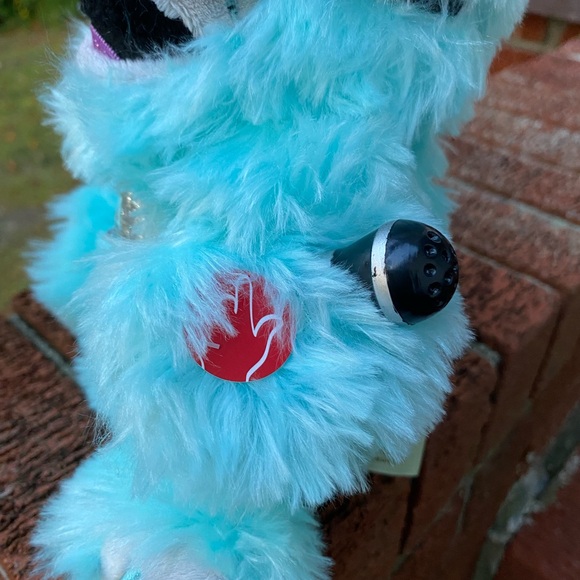 Dan Dee International Officially Licensed Light-up Yeti I Sing "Ice Ice Baby" - Picture 9 of 17